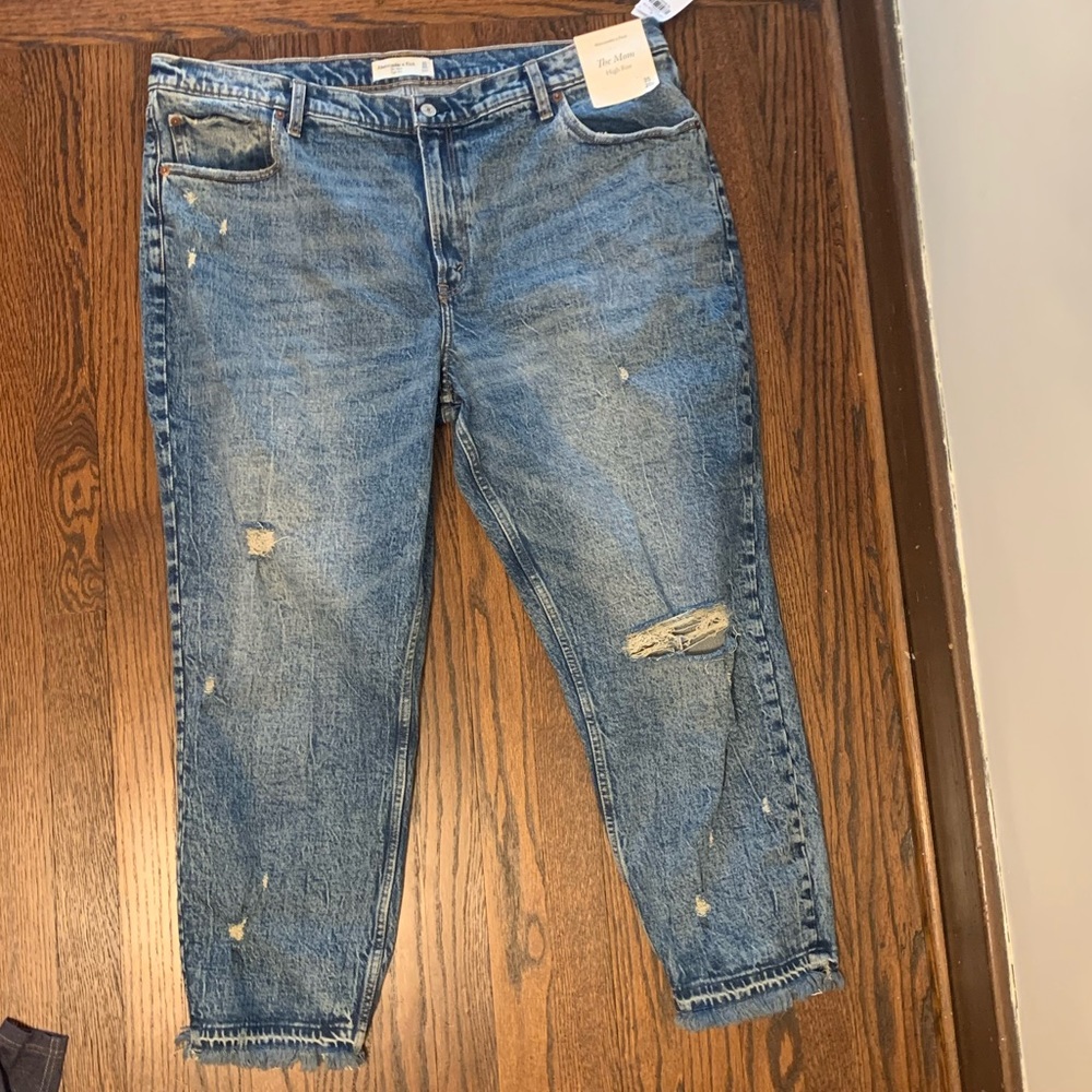 NWT women’s Abercrombie “The mom” high rise plus size distressed Jean size 35